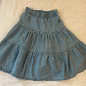 Blå volangkjol från Cat & Jack - blå kjol från Cat & Jack med bred resår i midjan och flera volanger. Till barn som är ungefär 8-10 år gissar på cir stl 130-140