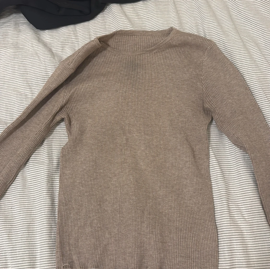 Beige ribbad långärmad tröja - 1