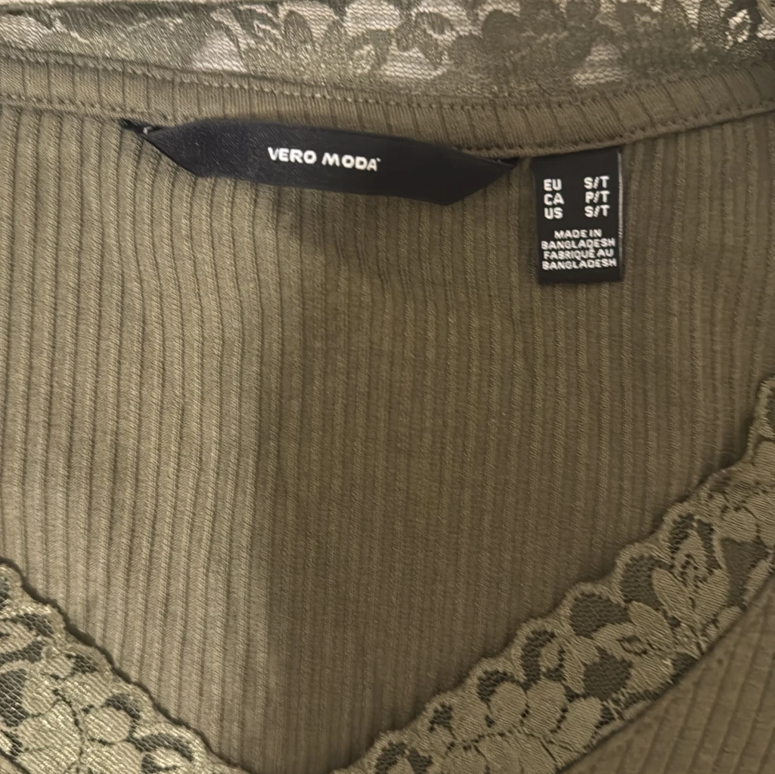 Olivgrön ribbad topp med spets Vero Moda - 1