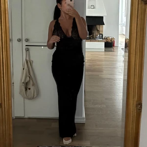 Spets klänning  - En så snygg svart klänning. Den är i spets vid brösten och kjolen är i sammet. 