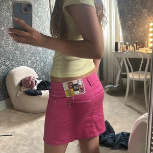 Rosa kortkjol med patch och dragkedja - Säljer en rosa kjol som man kan ha som den är eller klippa av den själv eller vika in den om man tycker att den är för lång. Väldigt skön också💓💓 (passa på att köpa nu me fri frakt de försvinner snart)