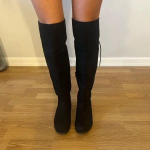 Svarta boots - Snygga svarta boots i mocka liknade material med låg klack och rund tå. De har snörning bak för extra detalj och passform. Endast använda en gång, säljer då de är lite små för mig💕