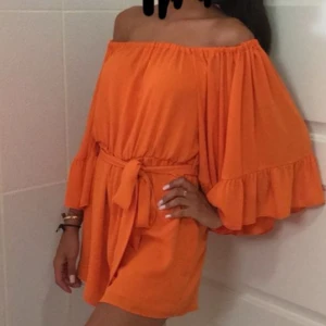 Orange offshoulder kortklänning - Använd en gång, kan upplevas som stor i storleken, hade kunnat passa M 