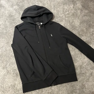 Ralph Lauren hoodie - Riktigt snygg hoodie från ralph lauren. Den är i bra skick utan defekter eller liknande. Bara att skriva vid frågor🙌🏻🙌🏻