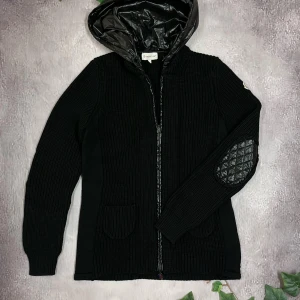 Moncler Tricot cardigan (Äkta) - Moncler Tricot cardigan 🎨 Färg: Svart 📏 Storlek: S 📐 Mått: Fråga om önskas ♻️ Skick: 8/10 🧵 Material: Ull  ‼️Skickas dagen efter köpet genomförs‼️