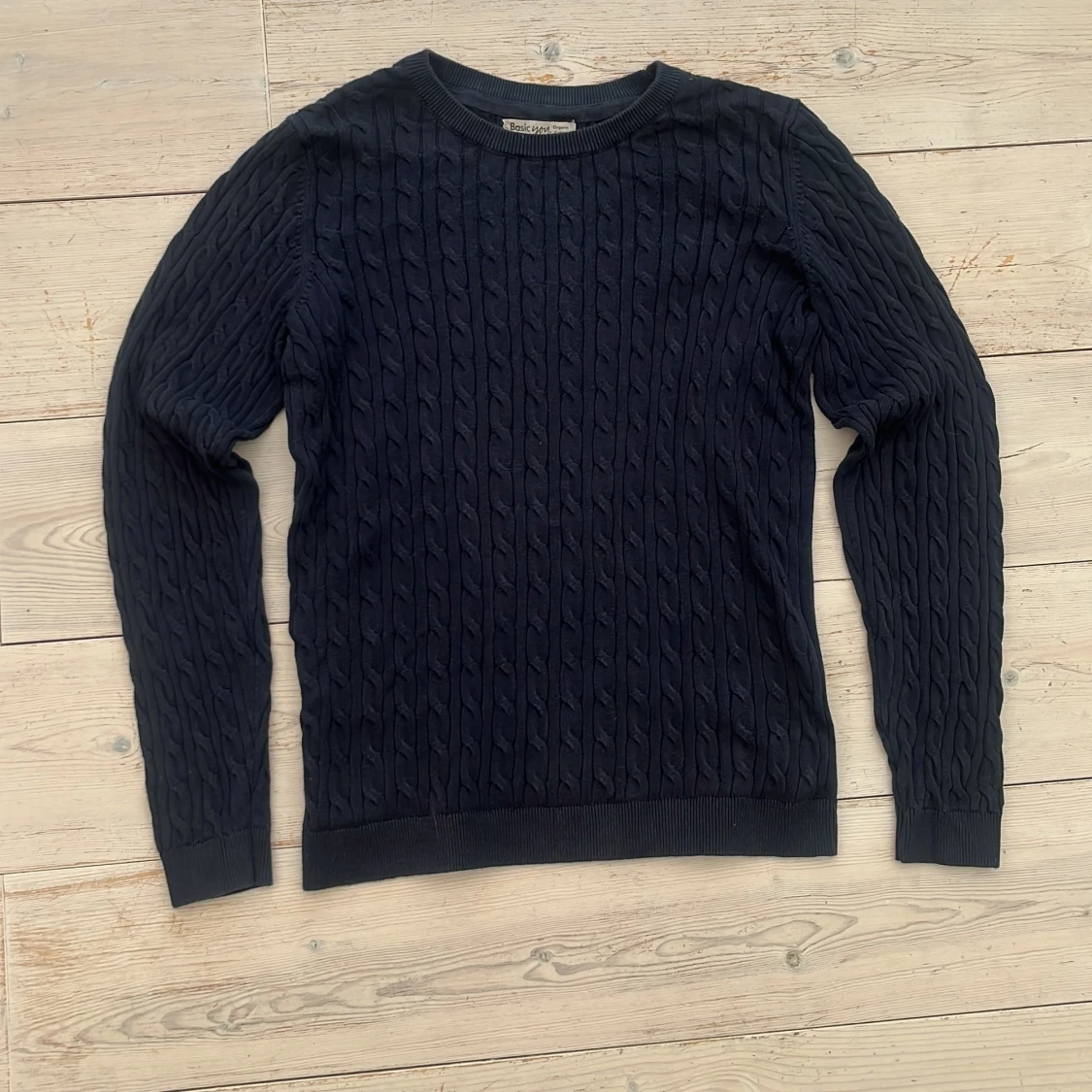 Mörkblå kabelstickad tröja Basic You