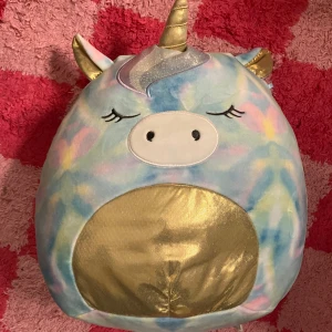 Squishmallow 30cm - Eunice the Unicorn (blåguld)  - En officiell medium size squishmallow nästintill oanvänd/orörd, legat säkert förvarad i några år! Superfin, men behöver helt enkelt bara rensa min samling :) 