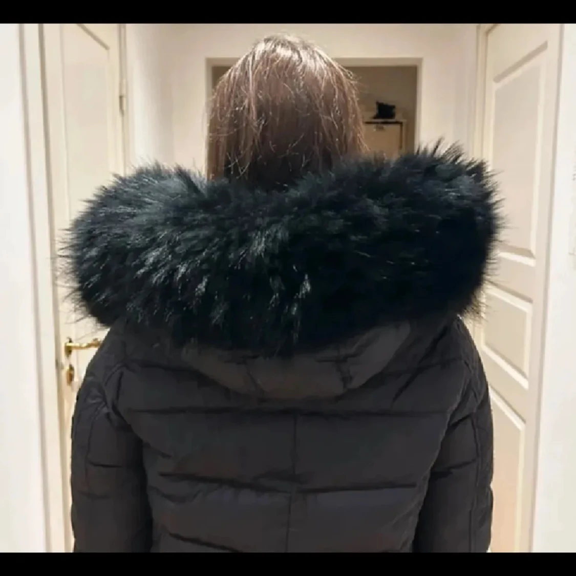 Svart lång pufferjacka med pälsluva - 2