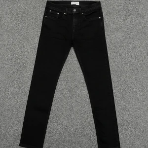 Pier one jeans  - Säljer ett par stilrena och mångsidiga jeans från Pier One i färgen svart. Modell: Slim fit, vilket ger en modern och figurnära passform som passar både till vardags och till mer uppklädda tillfällen. Materialet är stretchigt och bekvämt – perfekt för både stil och komfort. Jeansen är i mycket gott skick och sparsamt använda. Inga fläckar eller skador.