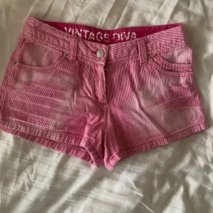 Randiga shorts från Vintage Diva - Snygga eandiga shorts från Vintage Diva🤍