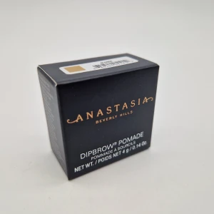 Anastasia Dipbrow Pomade Blonde - Anastasias ikoniska Dipbrow Pomade i färgen Blonde. Perfekt för att skapa fylliga och definierade bryn med en krämig formula som är lätt att arbeta med. Kommer i en snygg svart förpackning och passar dig med ljusare bryn.