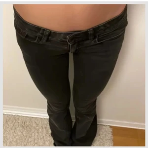 Lågmidjade jeans - Snygga svarta lågmidjade byxor. Byxorna har en klassisk design med dragkedja och knappar framtill.Går att justera i midjan, är sydda lågmidjade och lite uppspretade så är byxorna blev lite längre( kan vissa bild privat). Är i strl 162 och passar mig som är runt 160❤️