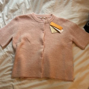 Stickad t-shirt - Supersöt och trendig stickad tröja. Aldrig använd. Passar även större storlekar🩷🩷