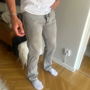 Hope Rush Light Grey Stone - Jeans från Hope. Rush relaxed bootcut jeans. Aldrig använda så skicket är riktigt bra.