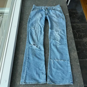 Lågmidjade jeans  - Väldigt snygga jeans som tyvärr inte passar mig och har därför ingen bild på! Midjemått tvärsöver:42cm Midjehöjd:21cm Inerbens längd: 79cm💕