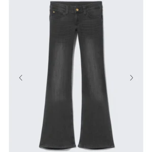 Svarta bootcut jeans från weekday - Snygga svarta jeans med bootcut och låg midja. Från weekday aldrig använda pga dom va för små storlek 25/32. Midjemåttet är 36 cm och innerbenslängden är 84 cm.