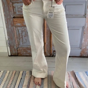 Raka vita jeans - Snygga vita raka jeans, lågmidjade❤️ helt nya med prislappen kvar!! Str 38/M