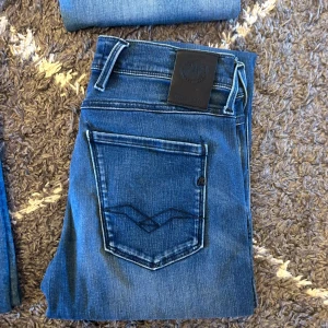 2st Replay jeans  - Säljer nu 2st replay jeans i mycket bra skick, storlekar 30/30 och 30/32. Pris 799