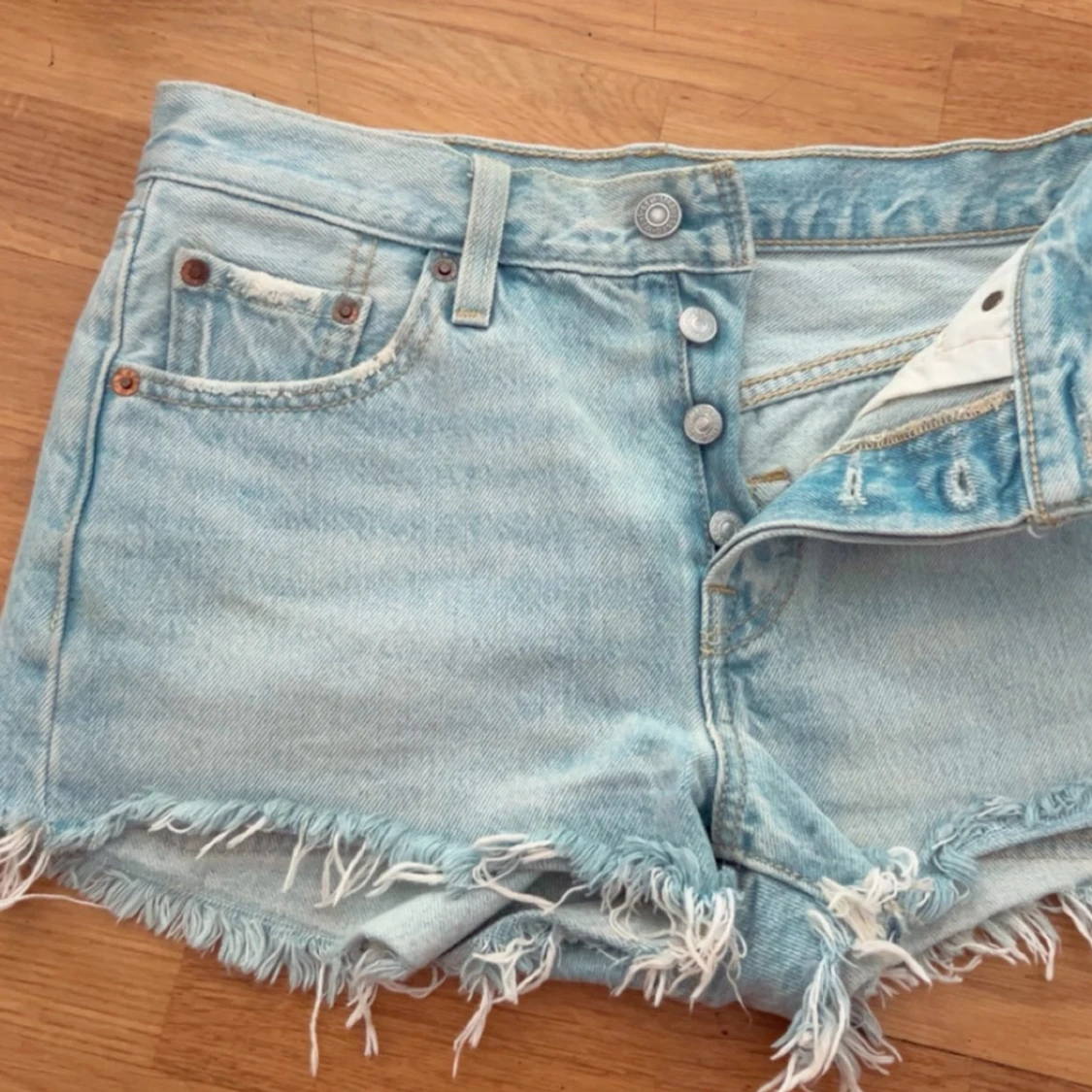 Levi's ljusblå jeansshorts  - 1