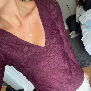 Mörkröd blus - Jätte fin mörkröd blus från vero moda. Den är nästan aldrig använd så den är i jättebra skick! 💗