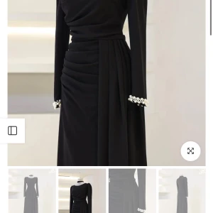 Elegant långklänning med pärldetaljer - Supersnygg långklänning med draperad midja och pärldetaljer vid ärmsluten. Klänningen har lång ärm, markerad midja och faller snyggt längs kroppen. Den är i storlek 42/44 men jag skulle säga att den passar stl M/L då tyget är mycket strechigt. Den är använd endast en gång och kemtvättad därefter. Pris kan diskuteras vid snabb affär.  Vid frågor eller fler bilder skicka gärna i dm. 