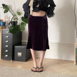 Lila sammetskjol - Midikjol i lila sammet som funkar bra både sommar och höst 💕Storlek 36, funkar bra low waist på mig som är 34 🫶🏻 Dragkedja i sidan och lite stretchig 💕