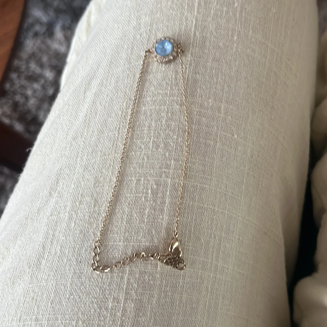 Guldfärgat armband med blå sten