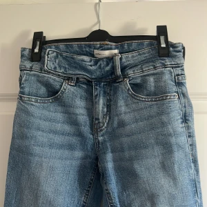 Blå bootcut jeans från Perfect Jeans - Ett par ljus blåa jeans från Gina tricot💞 säljer för då  dom aldrig kom till användning och nu passar dom inte längre🩷