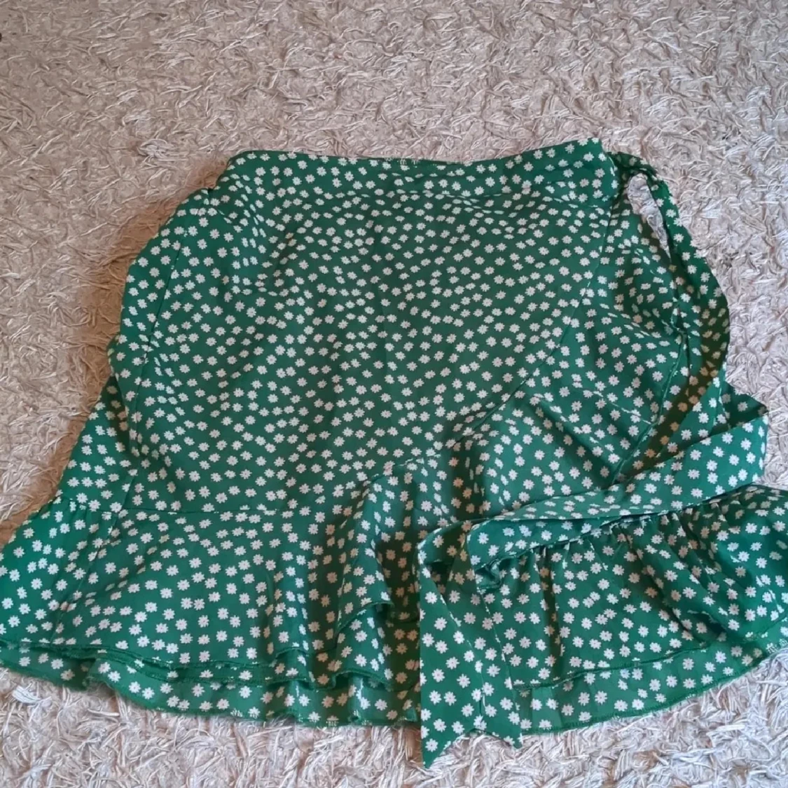 Grön blommig omlottkjol med volang - 1