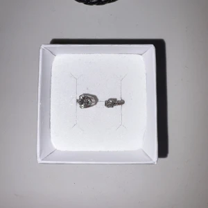 Ring från Caroline Svedbom - Snygg ring från Caroline Svedbom med droppformad, glittrande kristall. Silverfärgad metall och klassisk design som verkligen poppar. Ringen är lite äldre och har därav tappat lite färg annars inget fel!