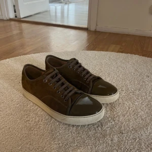 Ljusbruna lanvin skor - Skorna är moderna och är fina och brukar oftast sitta bra med allt, det är uk 9 och är då storlek 43 men passar 44 det är stora i storleken. Passar bra i alla årstider.