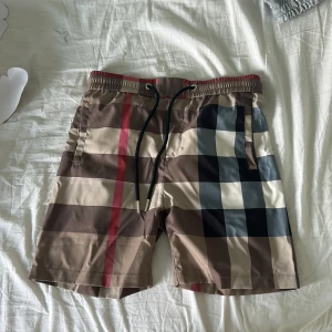 Rutig Burberry badshorts med snörning - Burberry shorts storlek M helt nya med lappen på.