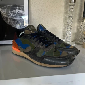 Valentino Garavani Rockrunner sneakers - Säljer dessa Valentino rockrunner skorna som tidigare köptes på Sicuro fashion så det är äkta och är i strl 44, använda