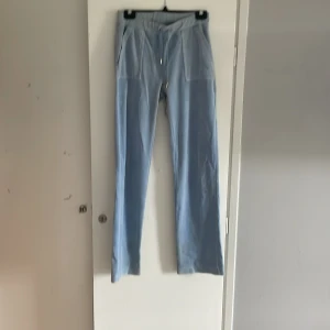 Ljusblå mjukisbyxor från Juicy Couture - Ljusblå mjukisbyxor från Juicy Couture i mjuk velour. Väl använda riktigt fin passform, lite defekter, nertrampade där nere och fattas en liten knapp där bak på rumpan. Annars jättefina💕