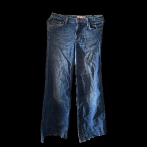jätte coola jeans! - ett par snygga wide jeans💙 köpte secondhand men de va tyvärr för små 🤍 kp för mått elr mer bilder! fransiga nere vid fötterna med tror det bara är designen! 