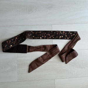 knytbälte - brunt knytbälte med paljetter, längd 173cm