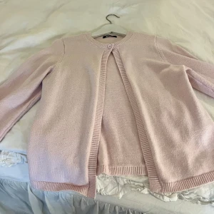 Ljusrosa kofta med knapp från Gina - Supersöt ljusrosa kofta från Gina Tricot. Storlek Xl men sitter ganska smått. Skicka privat för bilder med den på så får ni se storleken. 