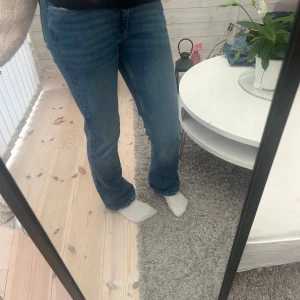 Blå bootcut jeans - Säljer ett par blå bootcut jeans från Gina young, storlek 158. Kontakta mig för fler bilder eller köp💕💕