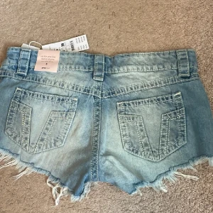 Lågmidjade jeansshorts från Gina Tricot - Helt nya Snygga ljusblå jeansshorts från Gina Tricot, lapp finns kvar o skriv vid funderingar❤️