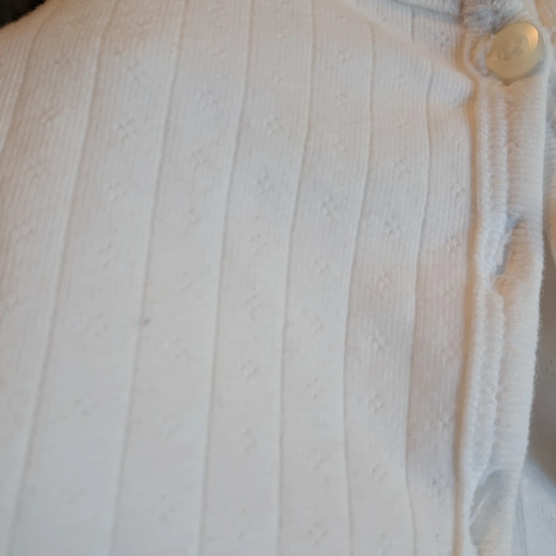 Vit ribbad topp med knappar  - 4