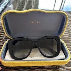 Svarta solglasögon från Gucci  - Säljer mina fina solglasögon från Gucci. Använda sedan 2023, alltså finns repor. Modellen är gg0327s. Köptes på Synsam. Boxen och duk medföljer.  