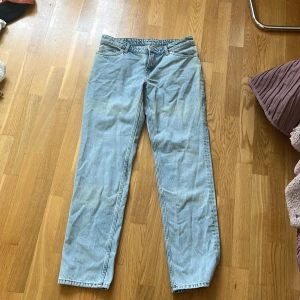 Ljusblå raka jeans från Monki - Säljer ett par ljusblå jeans från Monki som är helt oanvända  i klassisk rak modell. Jeansen har fem fickor, normal passform och är tillverkade i bomull. Perfekta för en chill och avslappnad look.