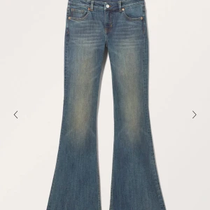 Blå bootcut jeans med utsvängda ben - Snygga blå jeans med riktigt utsvängda ben och klassisk femficksdesign. Jeansen har en cool tvätt med ljusare partier framtill och normal midja. Perfekta för dig som gillar retrostil och vill sticka ut lite extra.