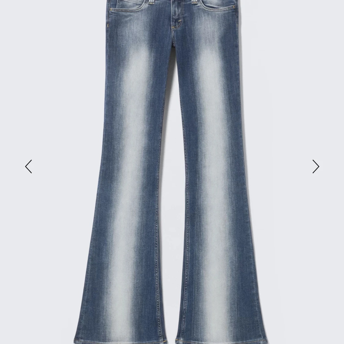 Blå bootcut jeans från Weekday 