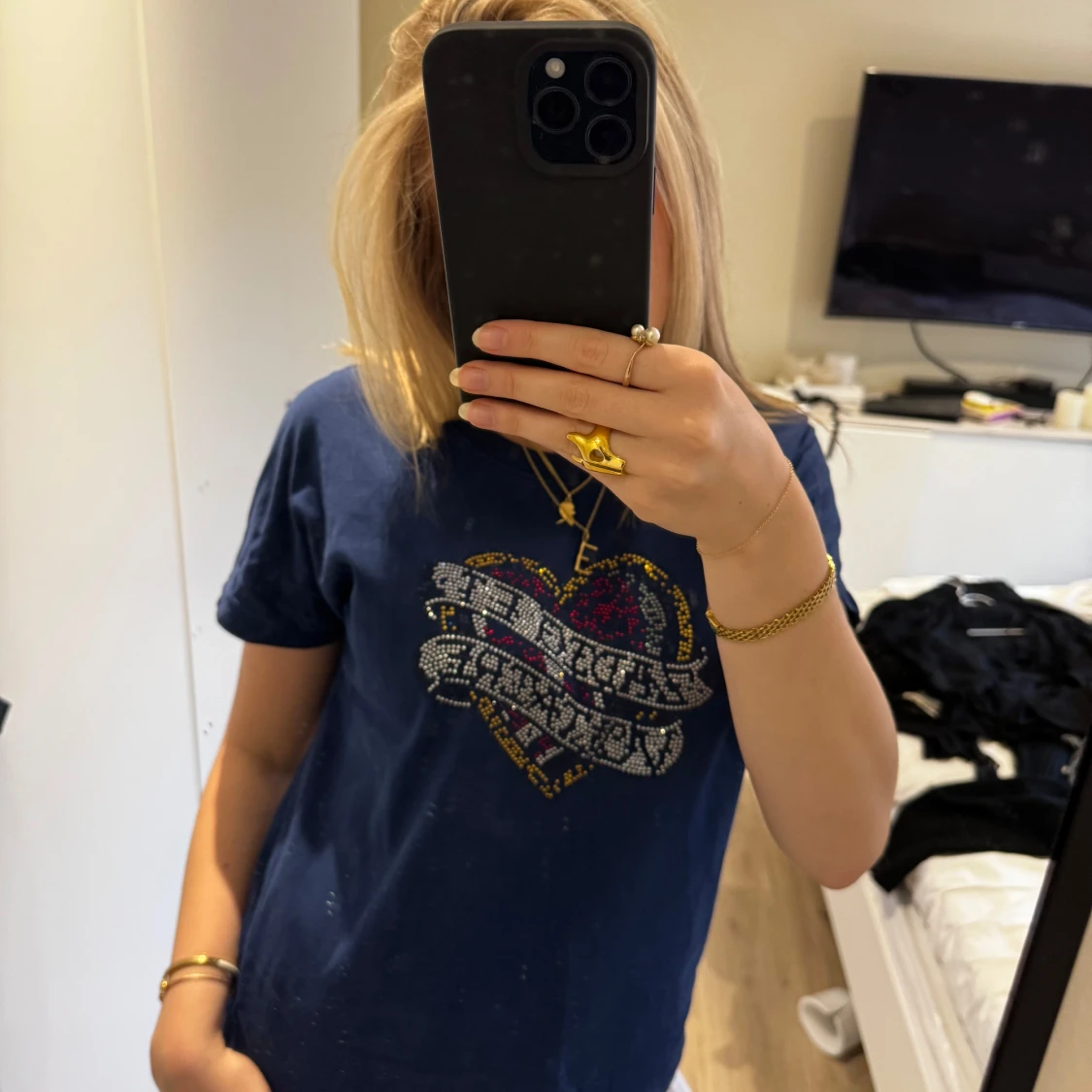 Mörkblå t-shirt med hjärtmotiv - 1