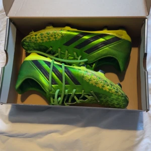 Gröna fotbollsskor från Adidas - Adidas predator absolion FG.                                     Cond 7,5/10 (ändast smutsiga pga konstgräs).      Hör av dig för fler bilder🌟