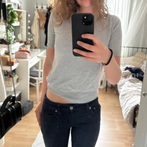 Ljusgrå kortärmad stickad tröja - Säljer en ljusgrå stickad tröja med korta ärmar. Tröjan är från Zara med prislapp kvar.