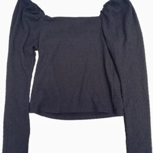 Svart långärmad topp med puffärm - Jätte fin topp från H&M. Långärmad med puffärmar. Jätte fin att ha till skolan, på fest och annat. Jätte bra skick och knappt använd💓