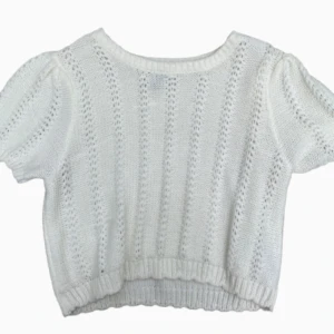 Vit stickad kortärmad tröja - Super söt virkad , kortärmad tröja perfekt till alla årstider. Passar till allt och jätte skön. Är i storlek L men passar mig som har Xs/S. Hör av dig vid några frågor💓