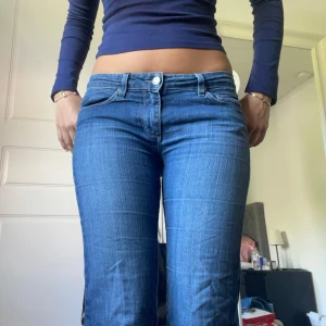 mörkblå lågdmidjade jeans bootcut/straight - Mörkblåa lågmidjade jeans från paige💕midja : 38 cm, innerbenslängd : 78 cm, midjehöjd : 21 cm. Jeansen har små defekter som kan synas på sista bilden men är i helhet i bra skick🫶🏻skulle säga att de har passformen bootcut men då de är för korta på mig så ser dem mer straight ut. (köpta på vinted)